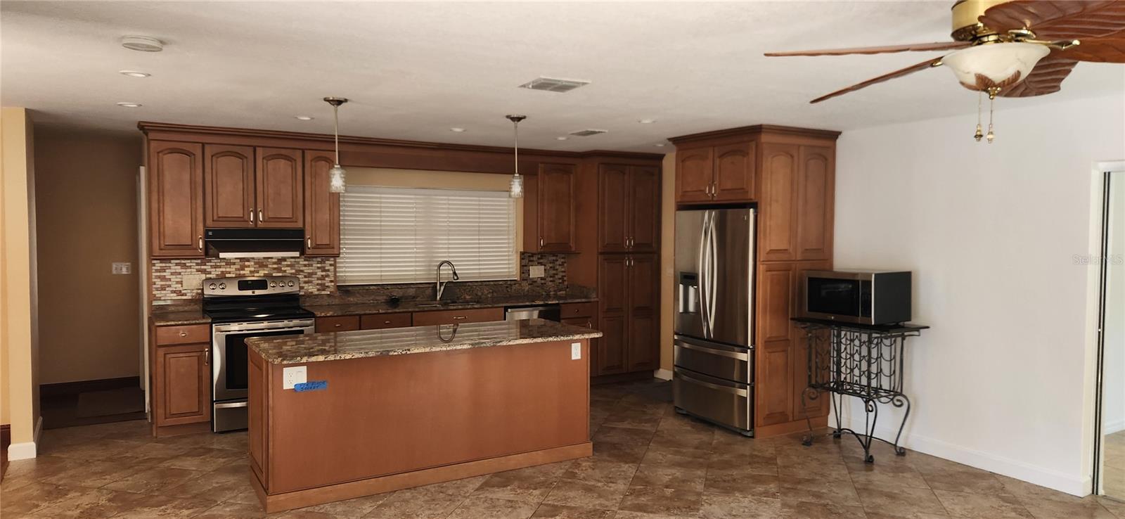 Listing photo 3 for 356 Croton Dr