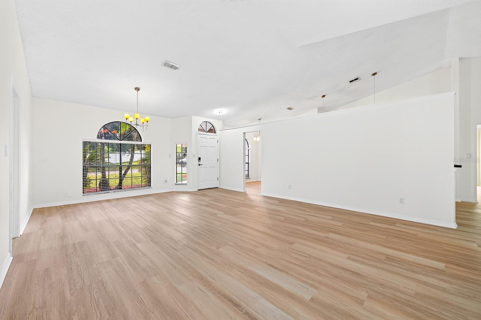 Listing photo 3 for 1003 N Magee Creek Ct