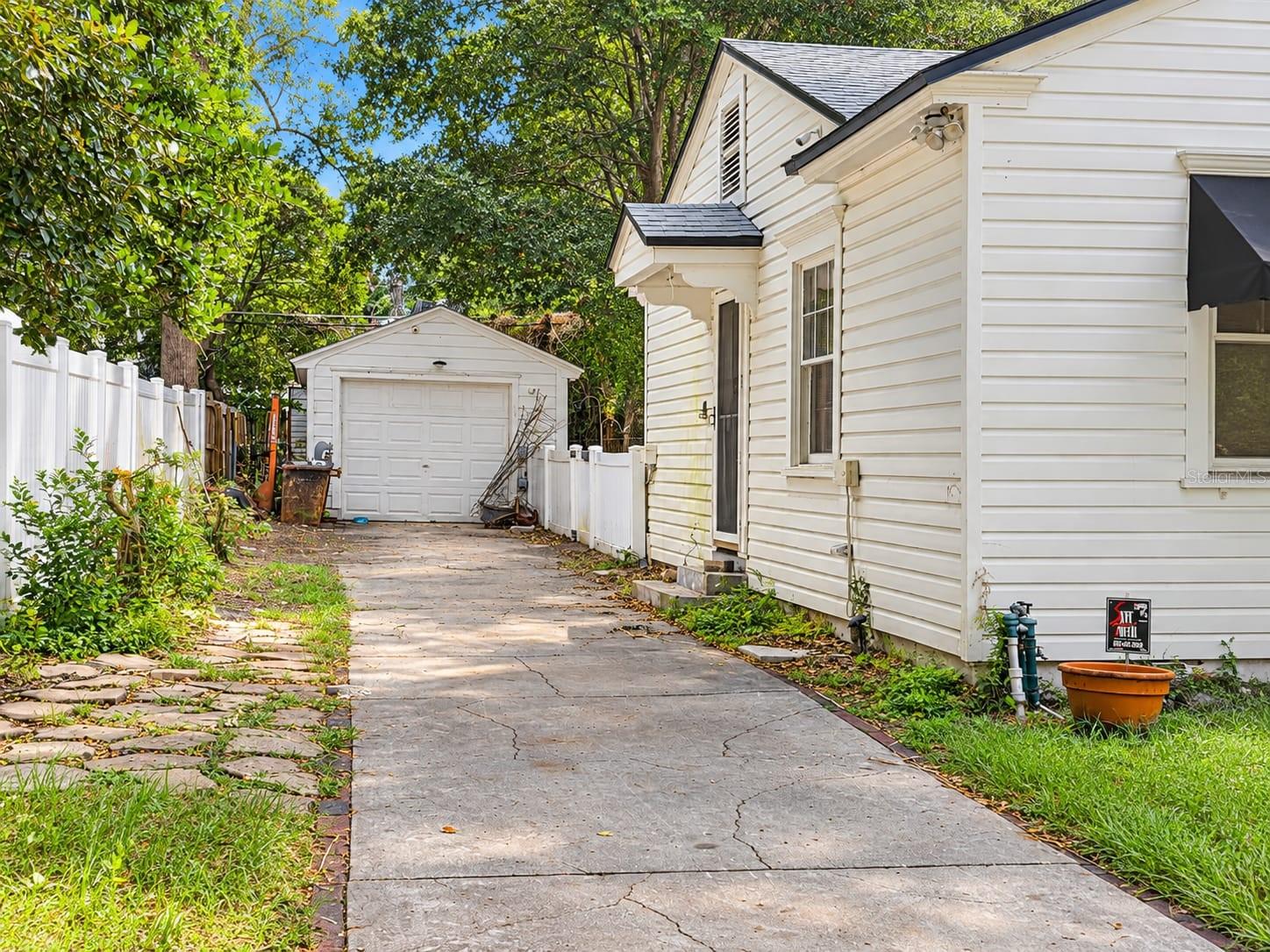Listing photo 3 for 2217 Princeton Ct