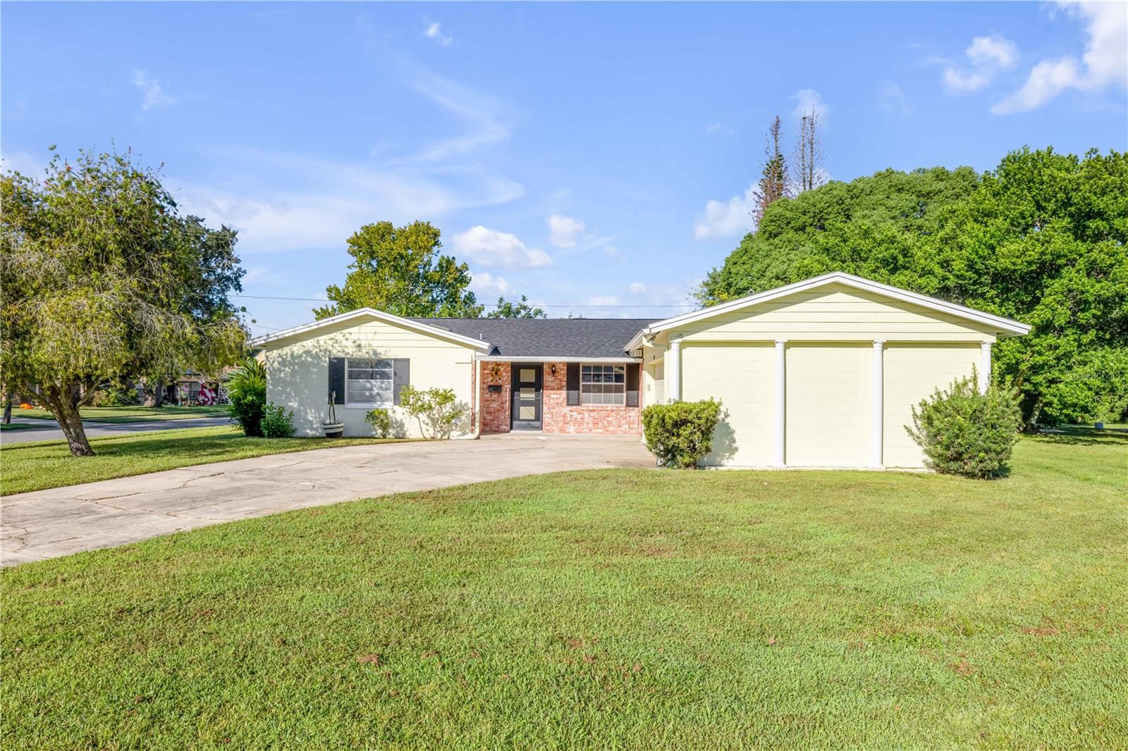Listing photo 1 for 604 Conrad Ct