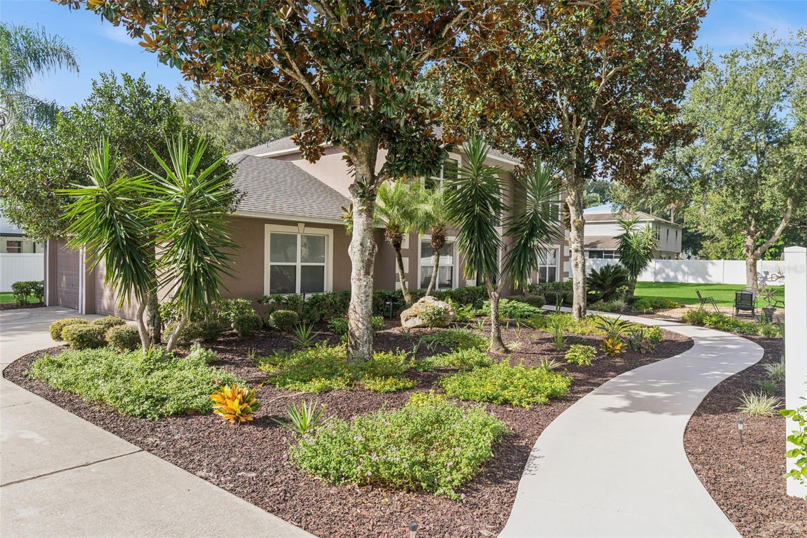 Listing photo 3 for 921 Westcliffe Dr