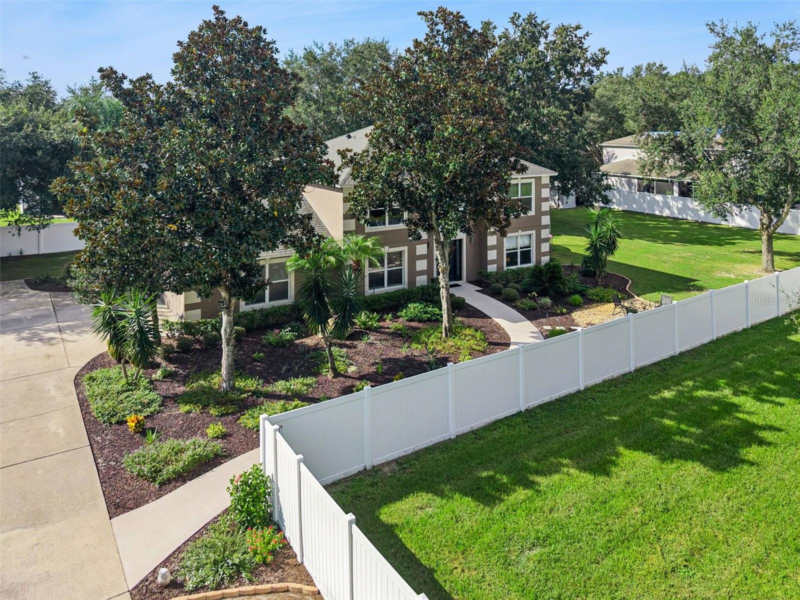 Listing photo 2 for 921 Westcliffe Dr