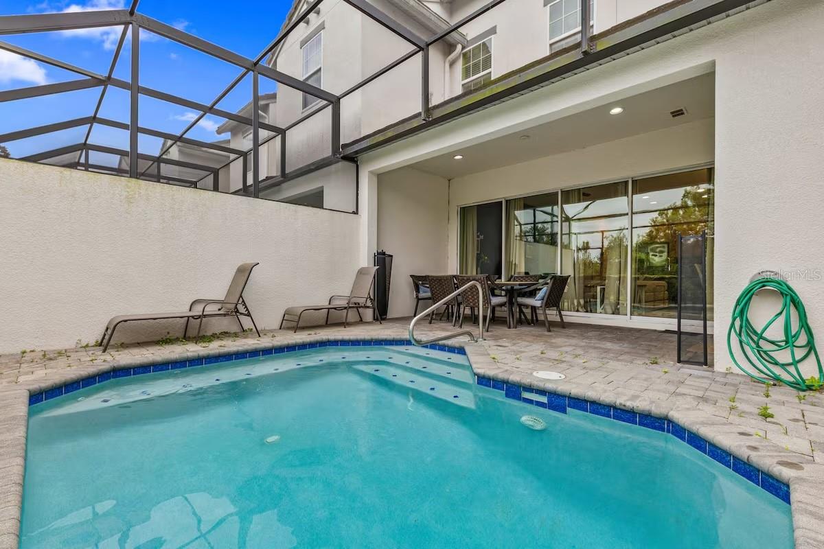 Listing photo 2 for 462 Captiva Dr
