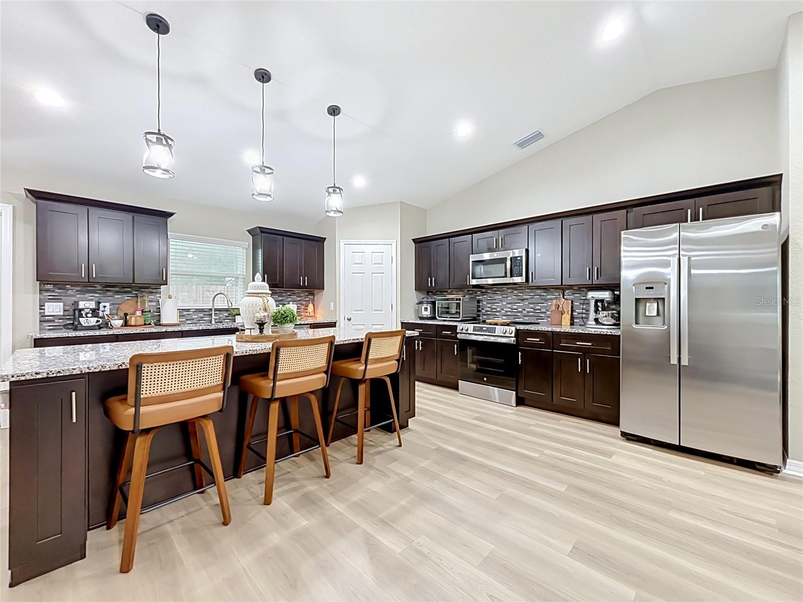Listing photo 2 for 221 Avenue P Nw