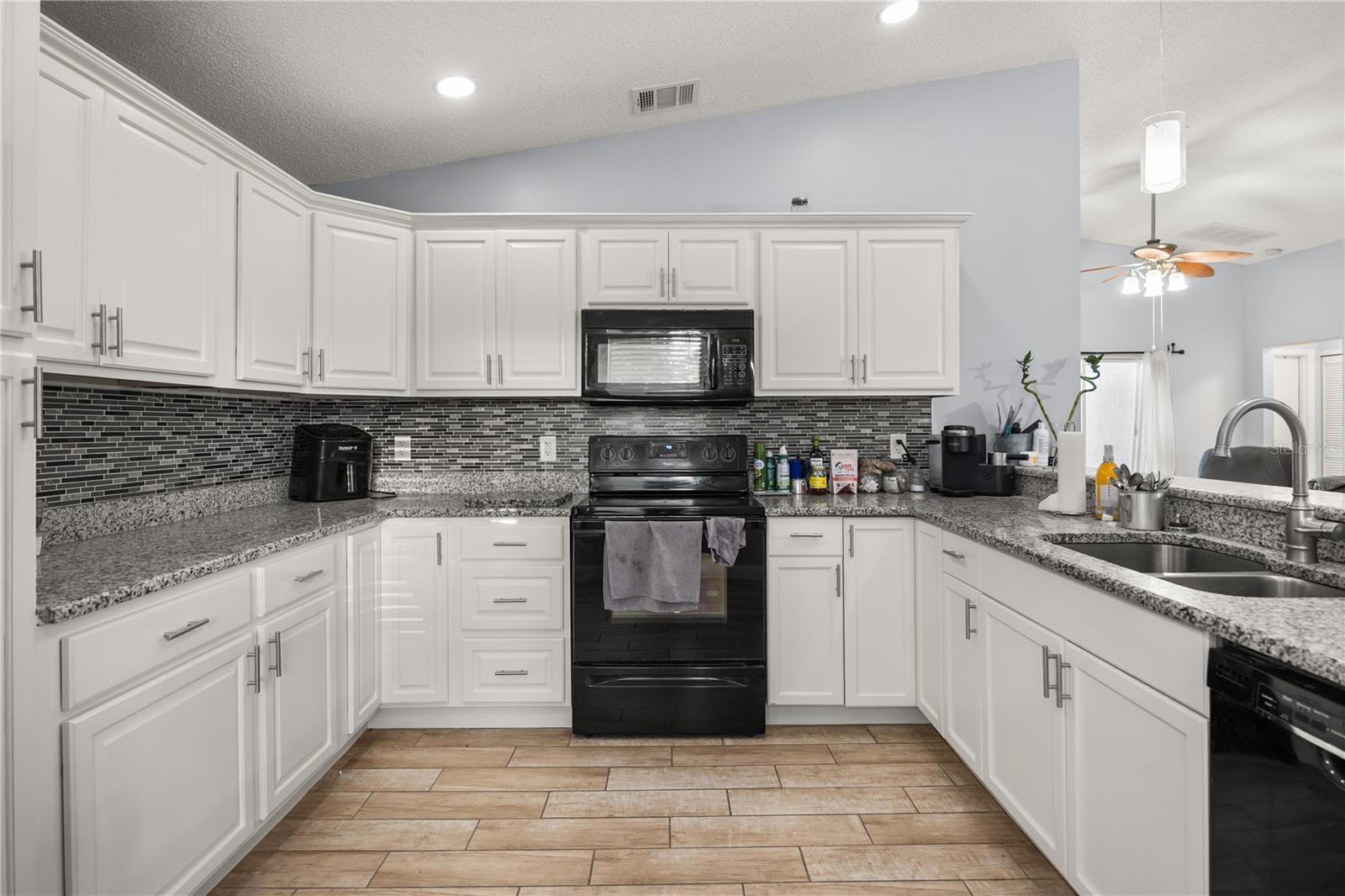 Listing photo 3 for 2930 Woolridge Dr