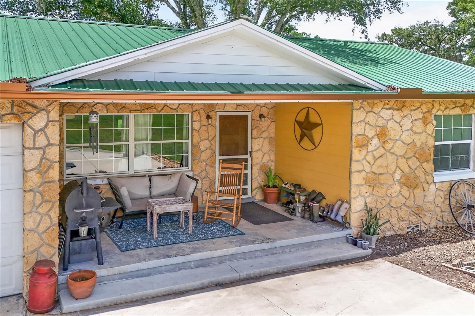 Listing photo 3 for 5275 Mount Plymouth Rd