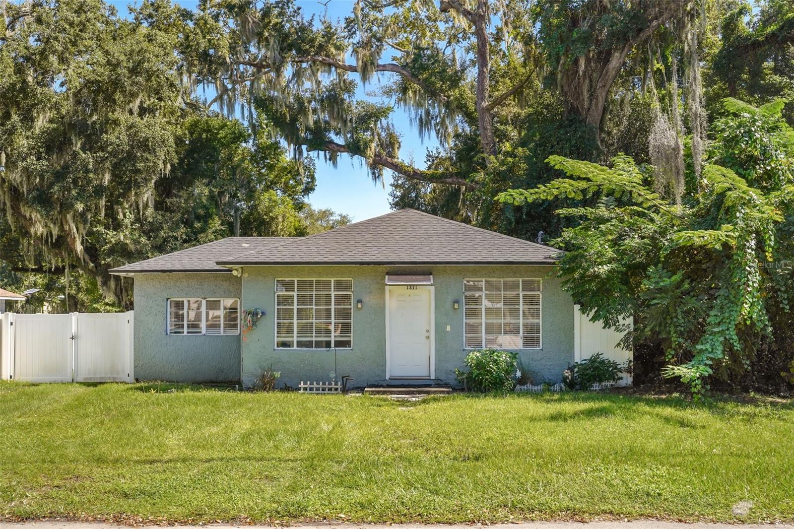 Listing photo 1 for 1311 Carson Ave
