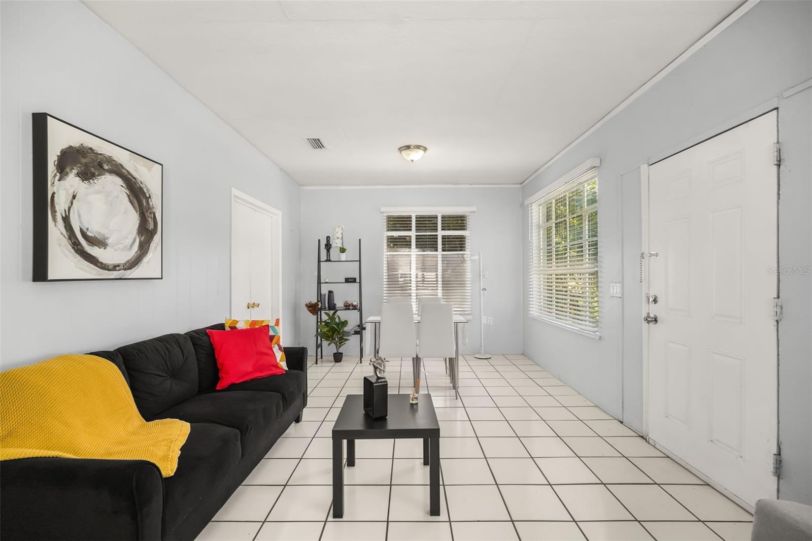 Listing photo 2 for 1311 Carson Ave