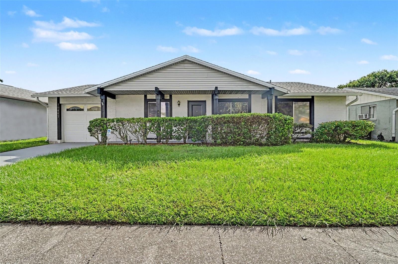 Listing photo 3 for 10443 Larissa St