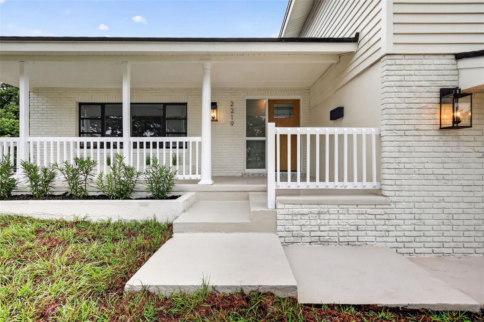 Listing photo 2 for 2219 Winter Woods Blvd