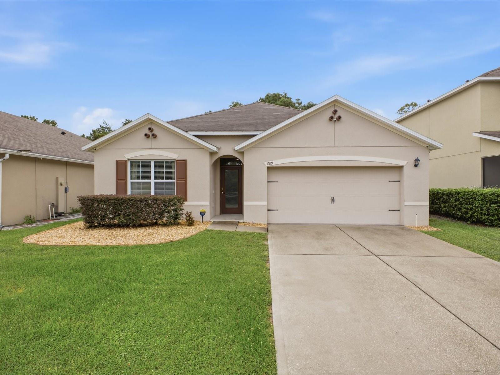 Listing photo 1 for 209 Tanglewood Dr