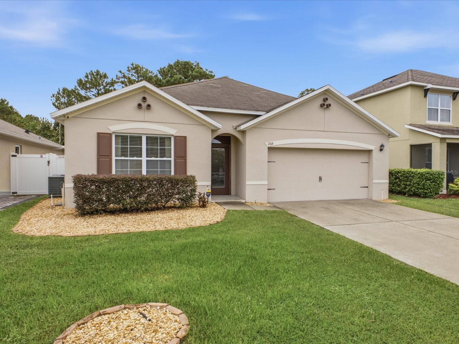 Listing photo 2 for 209 Tanglewood Dr