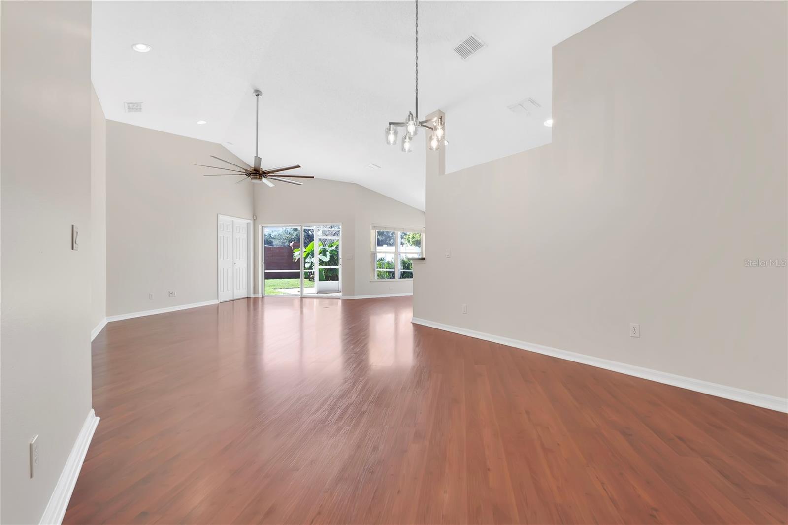 Listing photo 2 for 3608 Sickle St