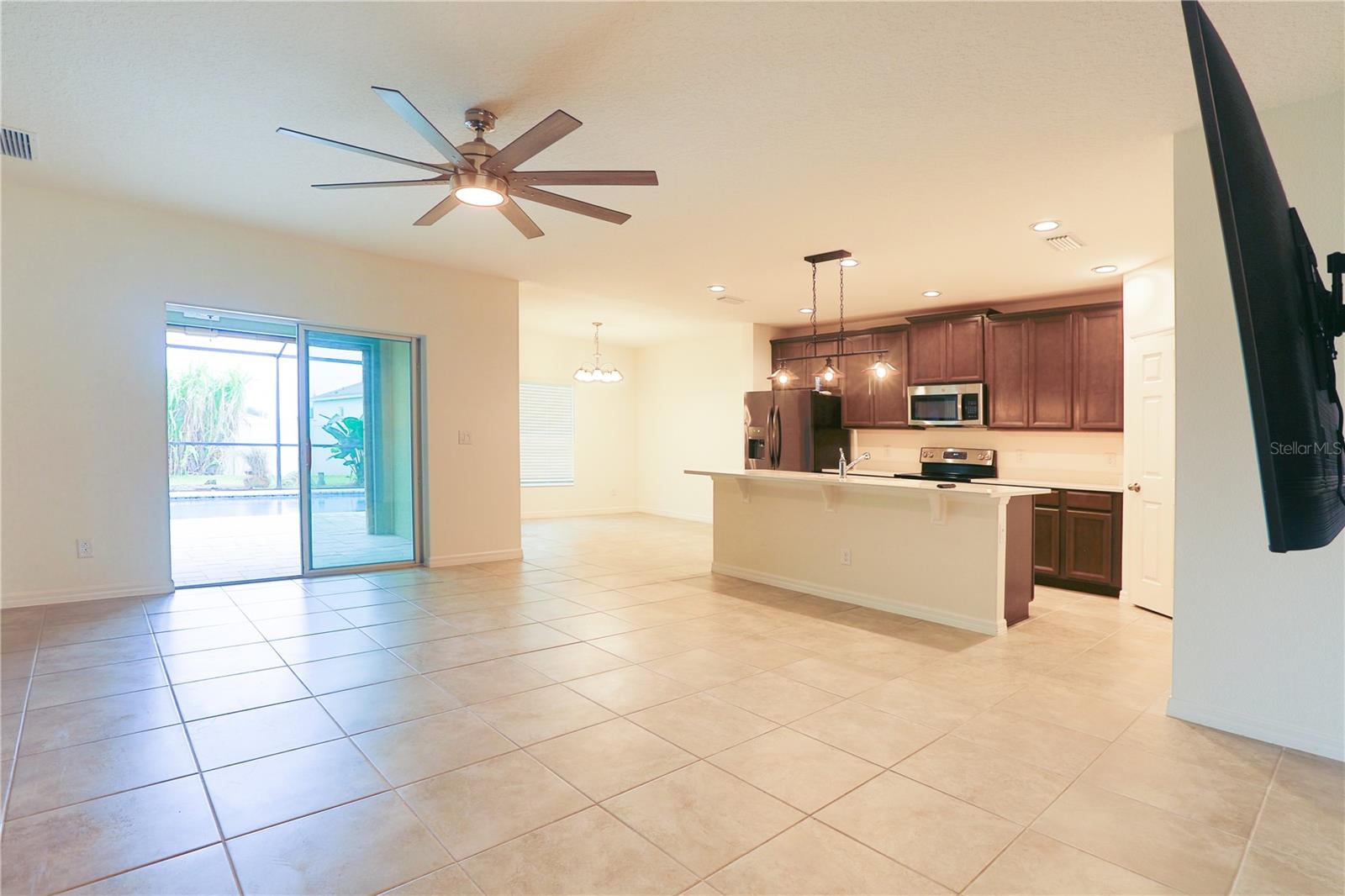 Listing photo 3 for 224 Denali St