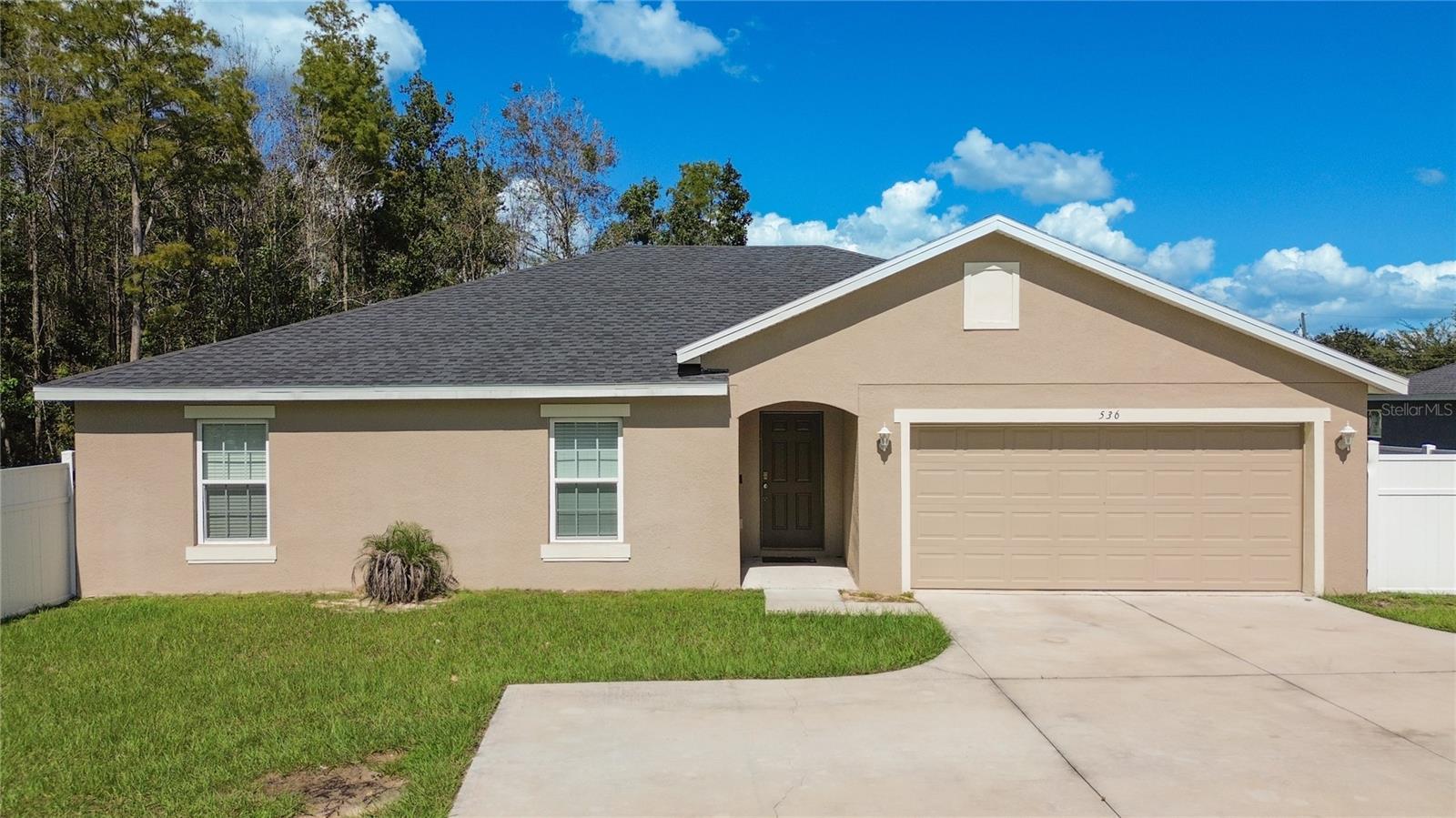Listing photo 3 for 536 Bristol Cir