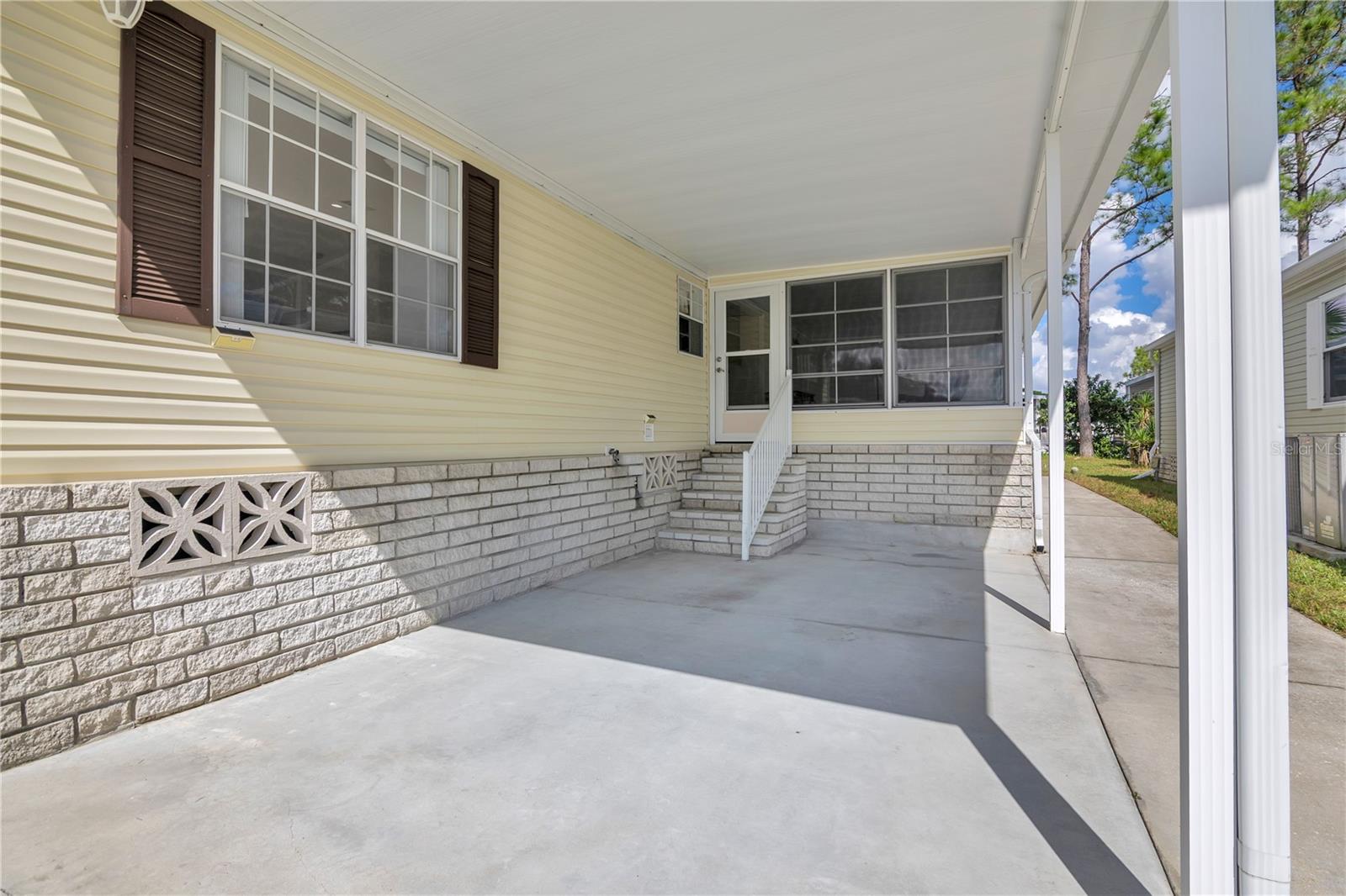 Listing photo 3 for 542 Dreama Dr