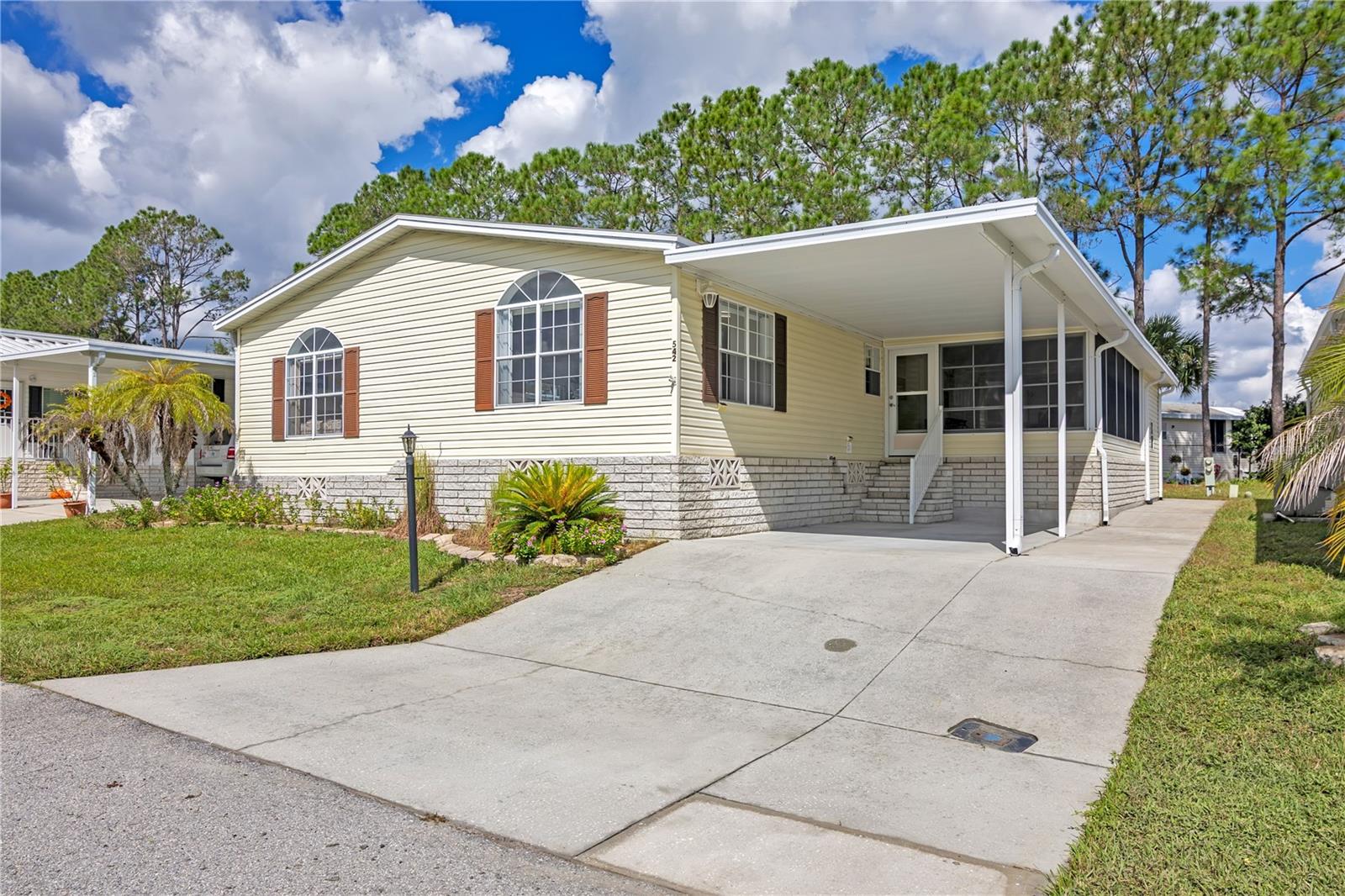 Listing photo 2 for 542 Dreama Dr