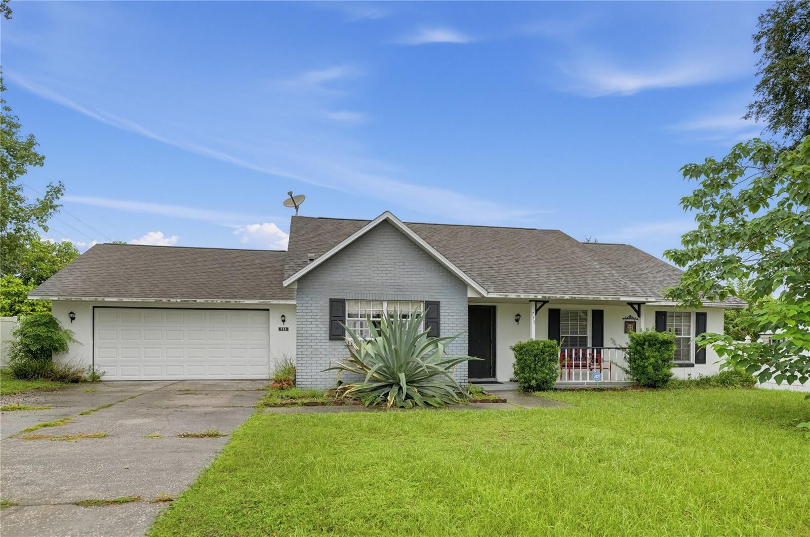 Listing photo 1 for 735 Oak Ln