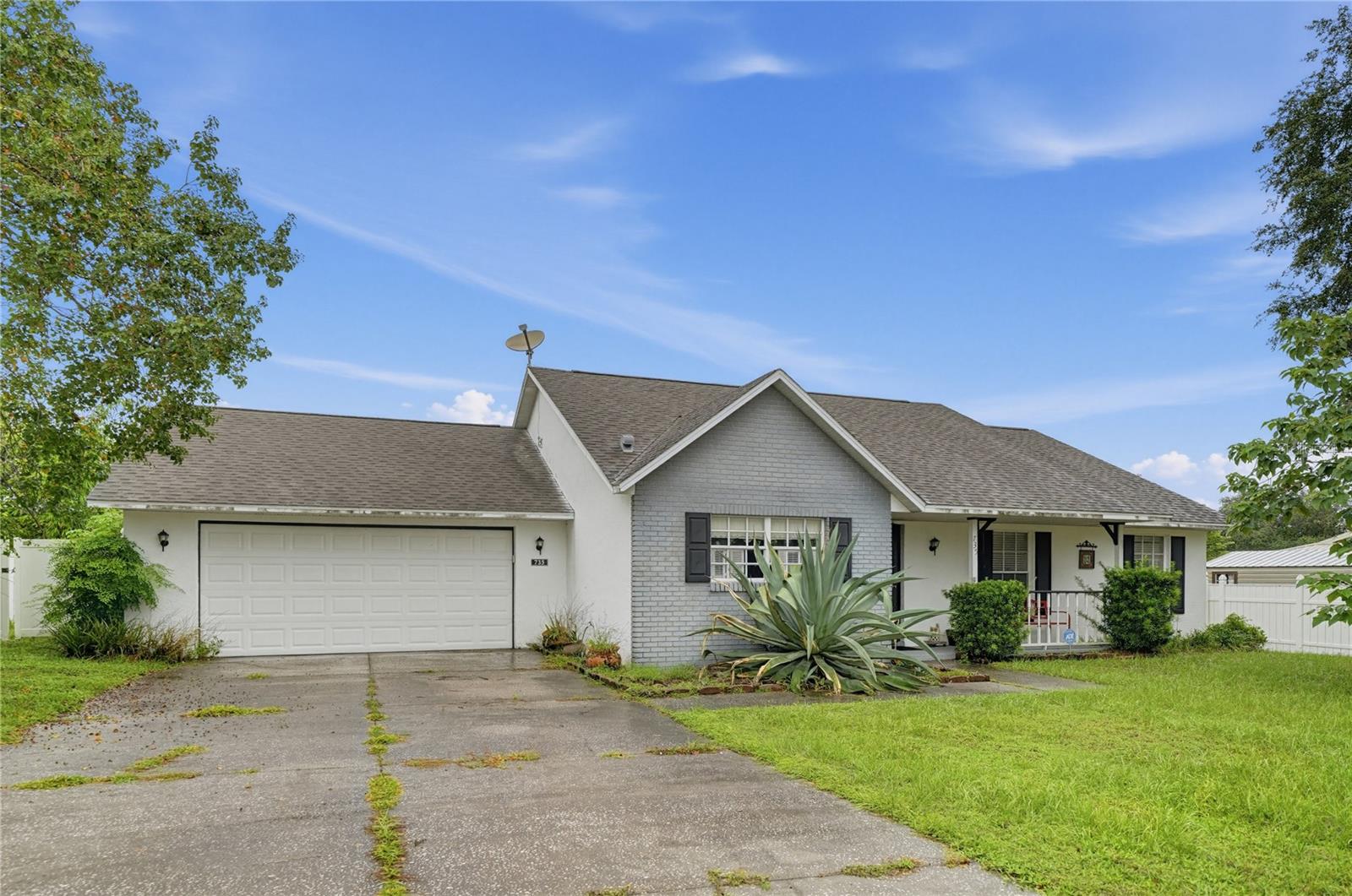 Listing photo 2 for 735 Oak Ln