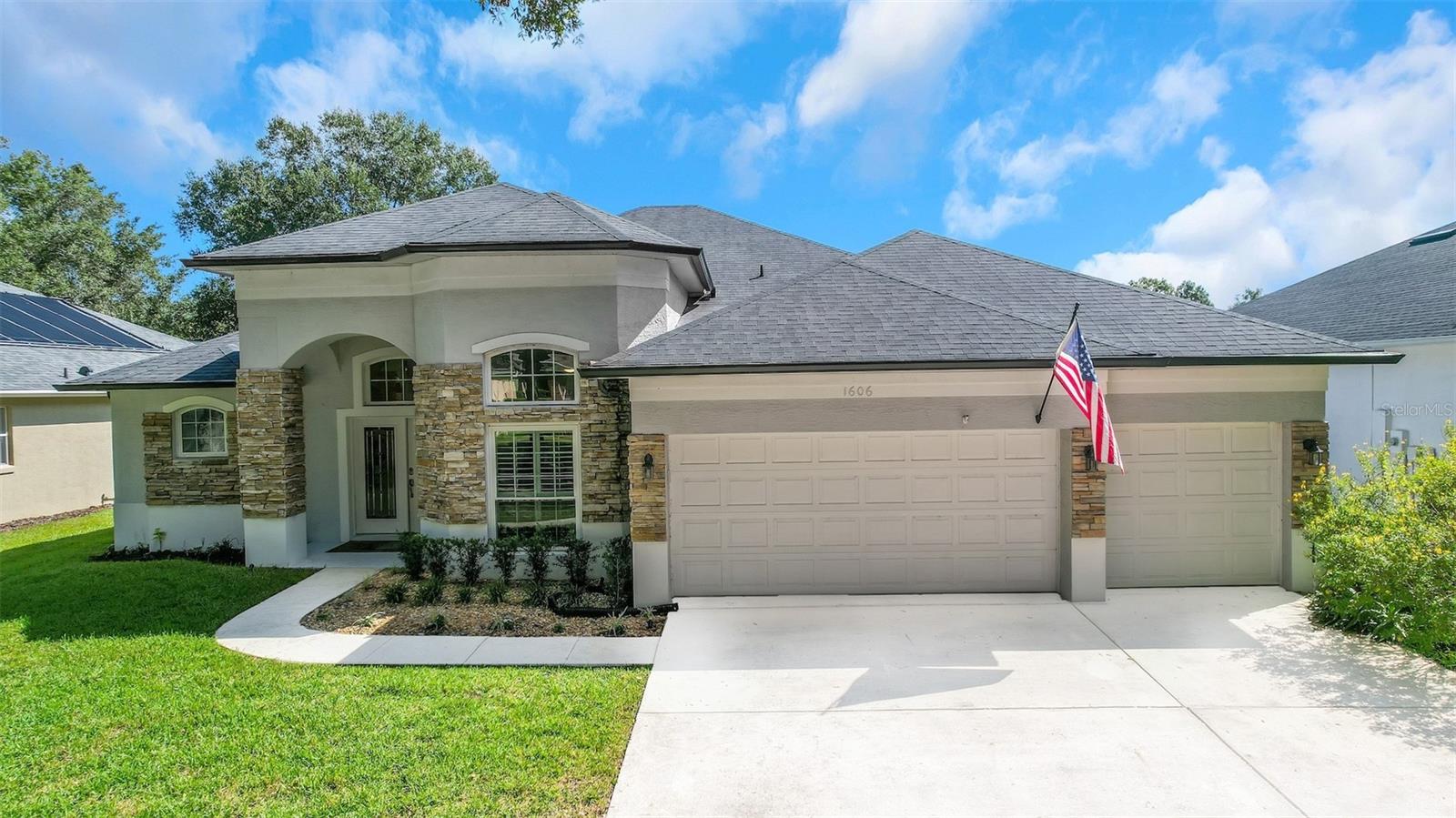 Listing photo 2 for 1606 Cherry Lake Way