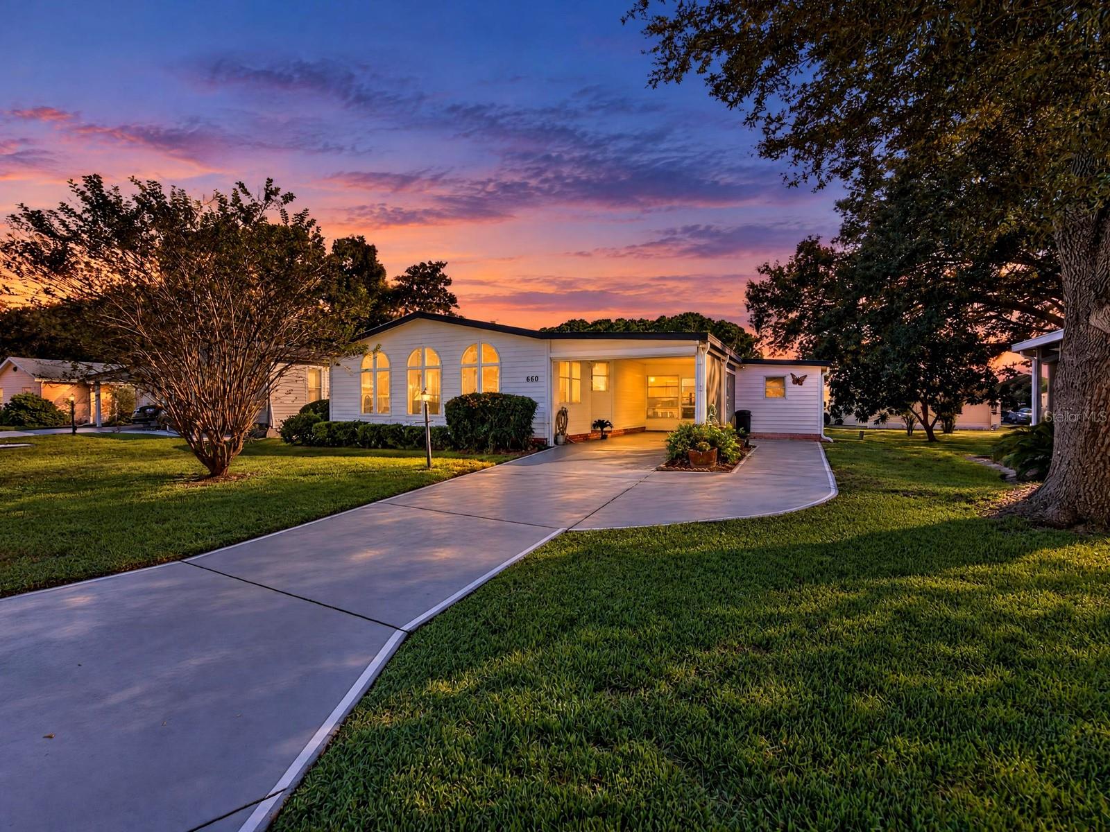 Listing photo 1 for 660 Rainbow Blvd