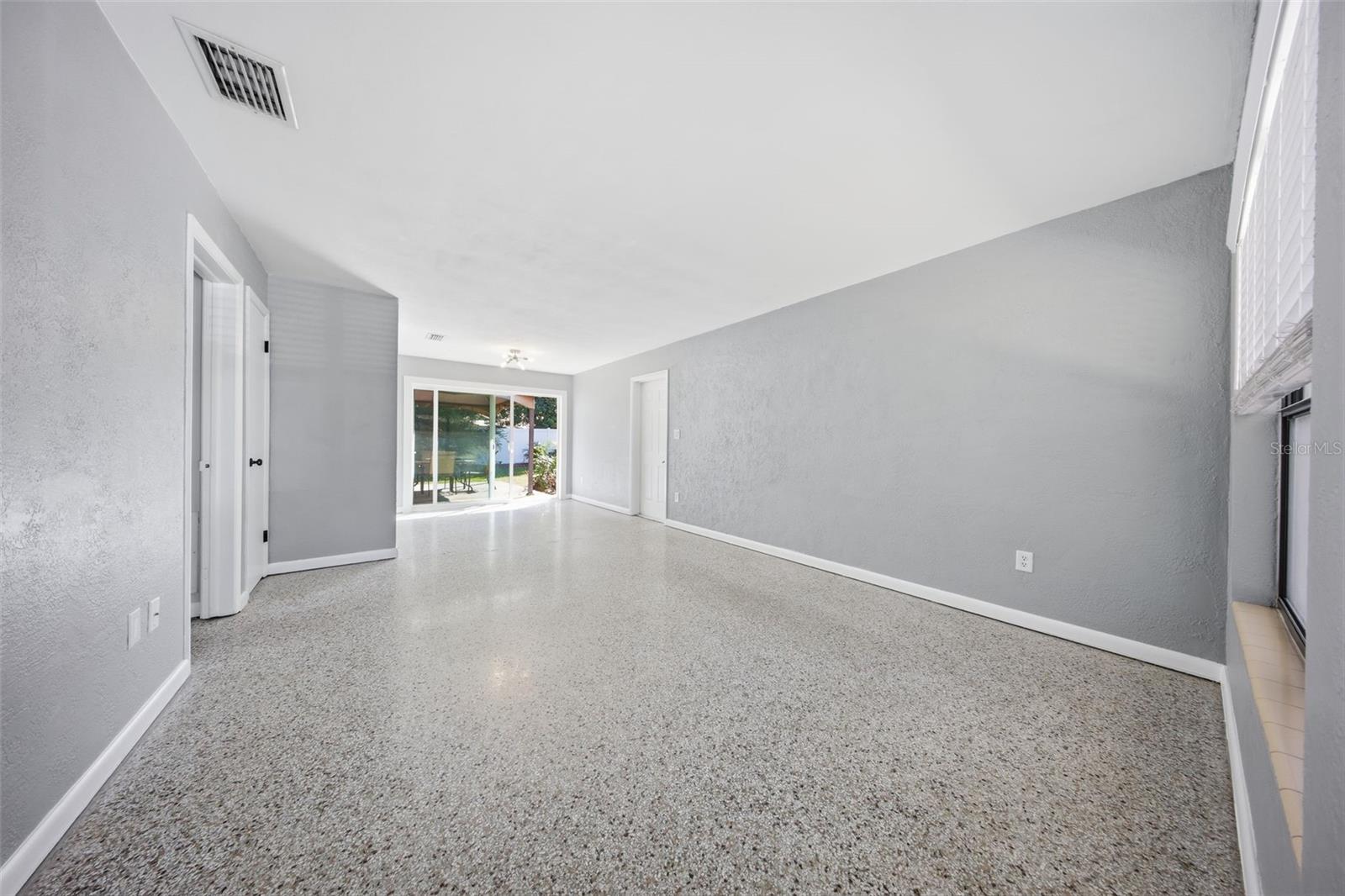 Listing photo 3 for 111 E Lauren Ct