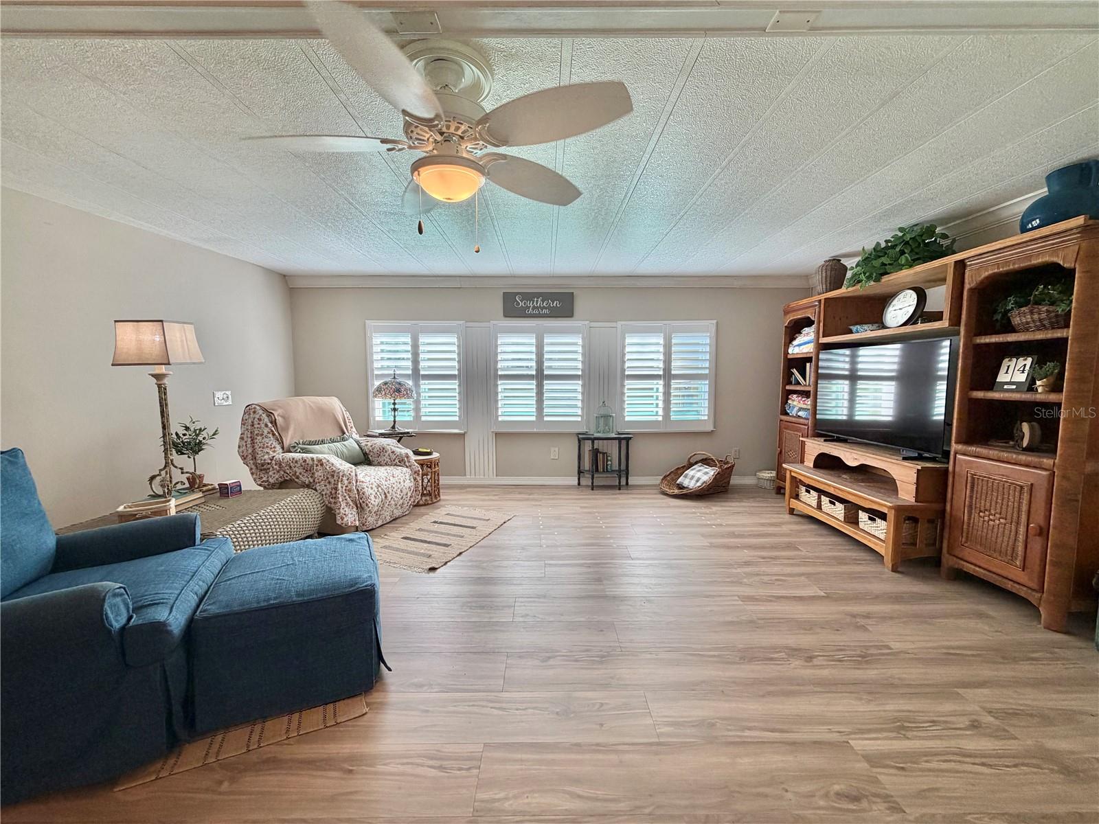 Listing photo 3 for 107 Royal Palm Dr