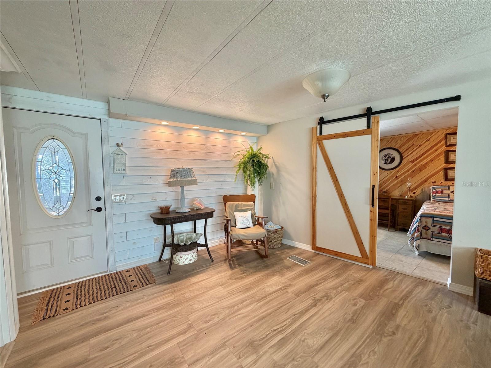 Listing photo 2 for 107 Royal Palm Dr