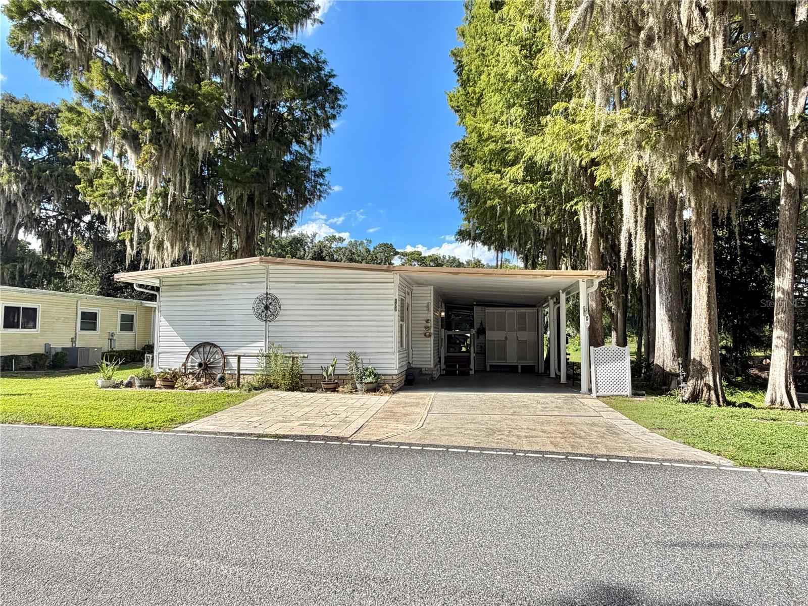 Listing photo 1 for 107 Royal Palm Dr