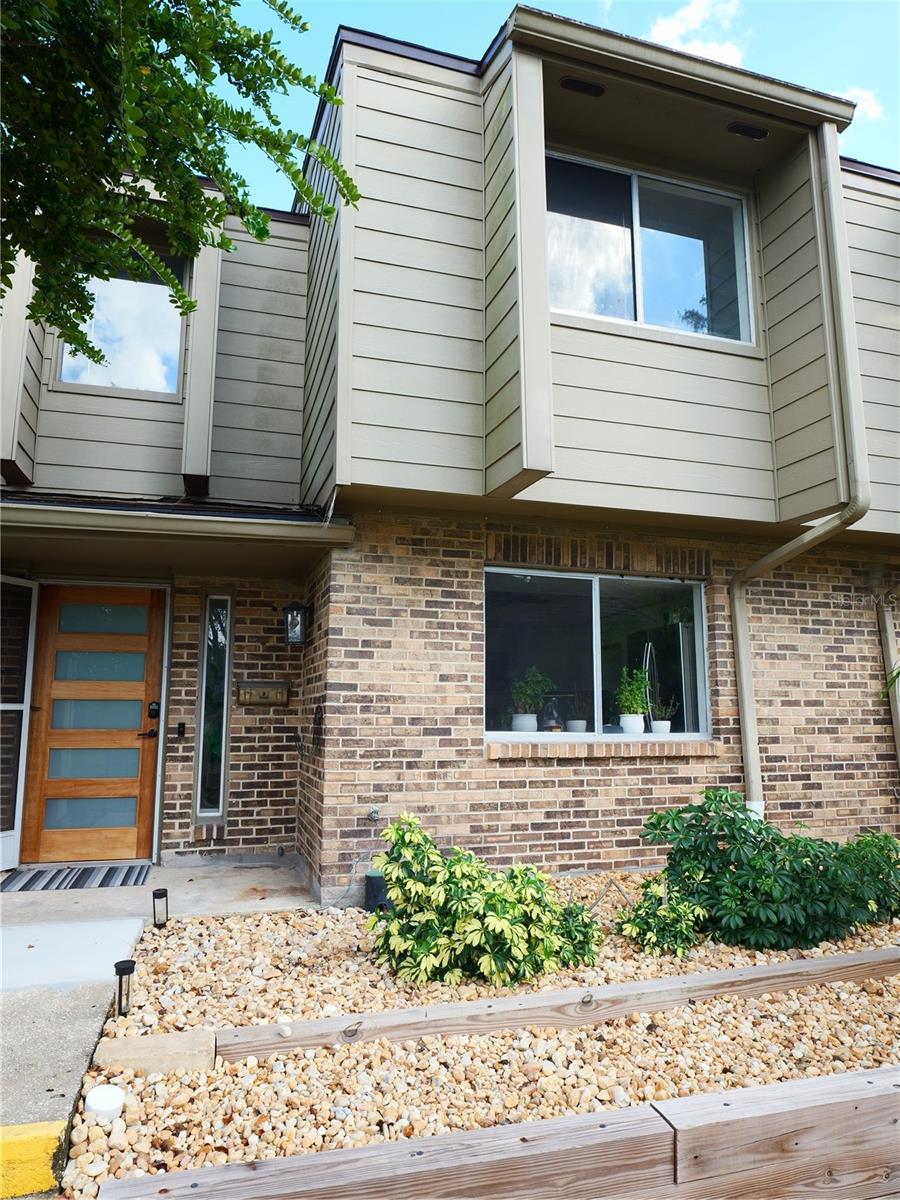 Listing photo 1 for 427 Oak Haven Dr
