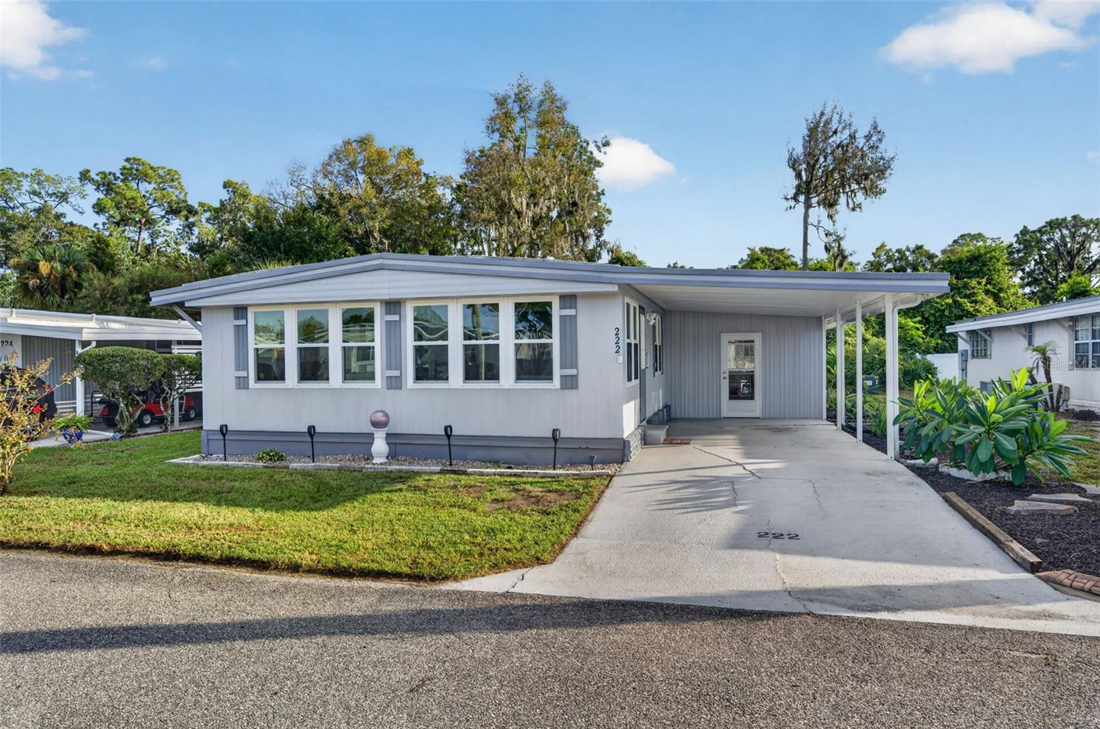 Listing photo 2 for 222 Paradise S