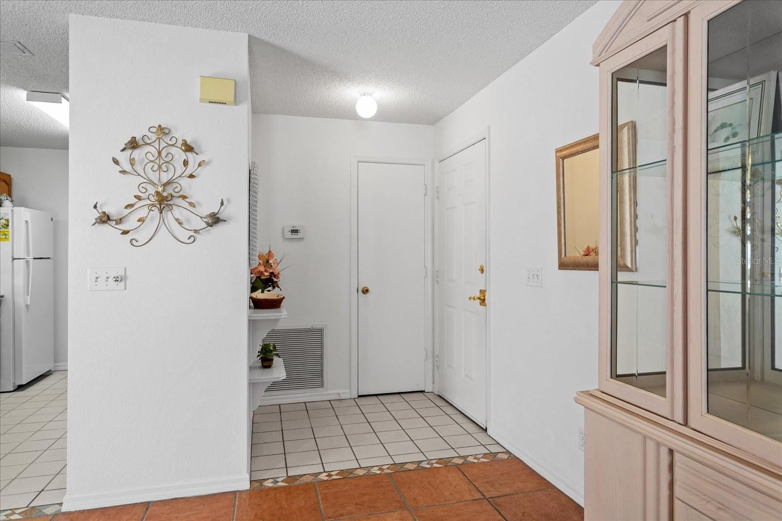 Listing photo 3 for 952 Avalon Ave