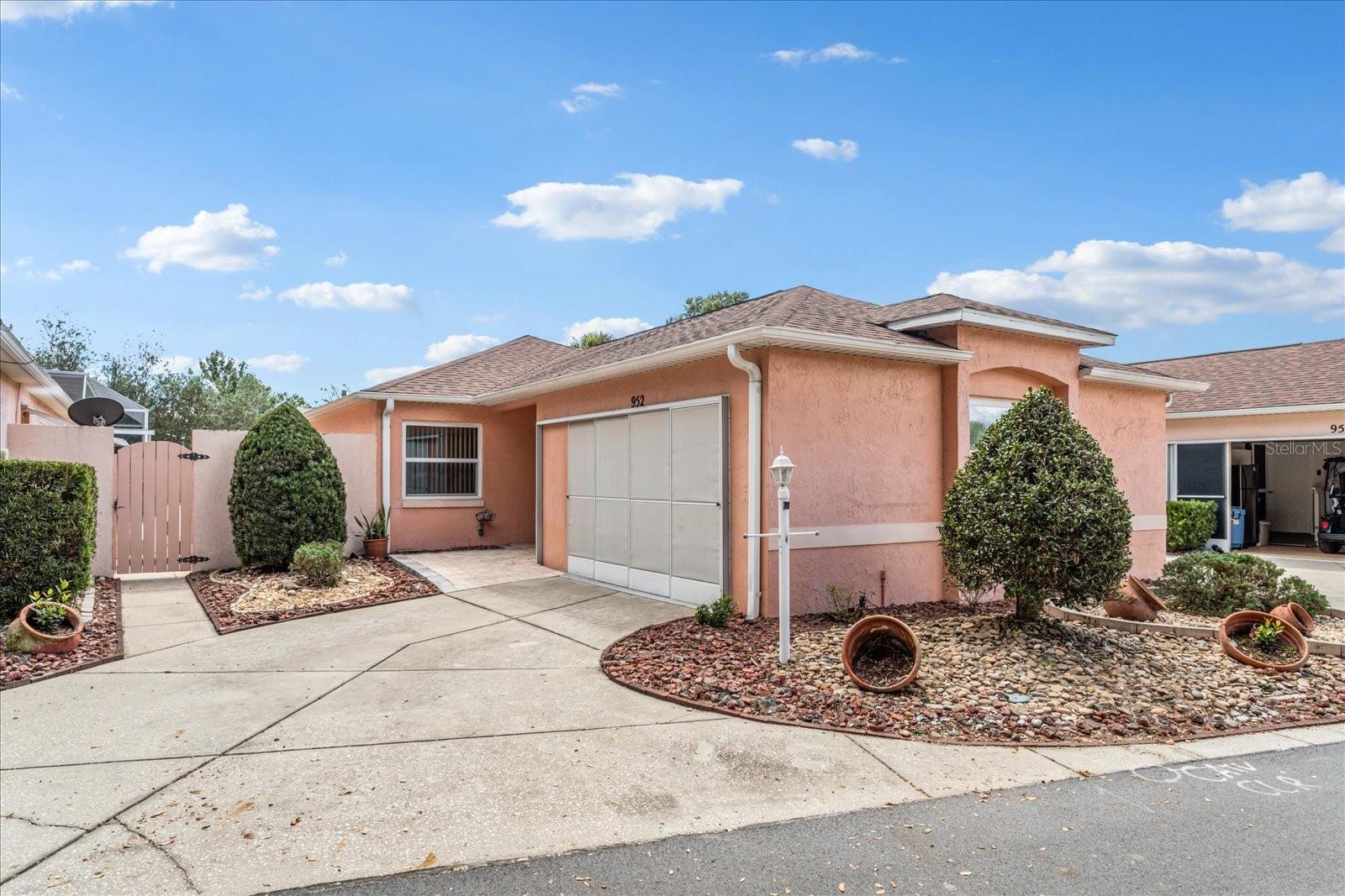 Listing photo 1 for 952 Avalon Ave