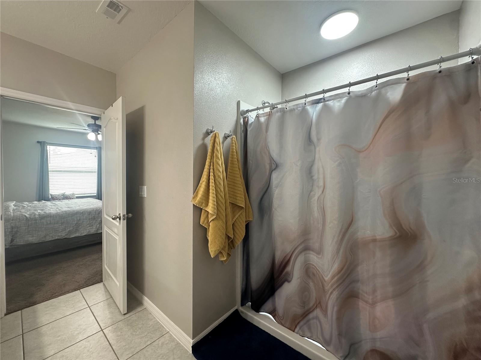 Listing photo 3 for 80 Zinnia Ln E