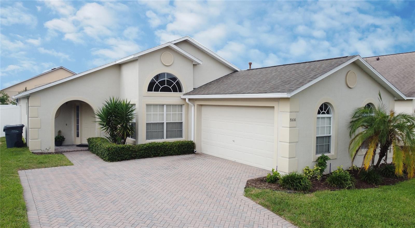 Listing photo 1 for 866 Knightsbridge Cir