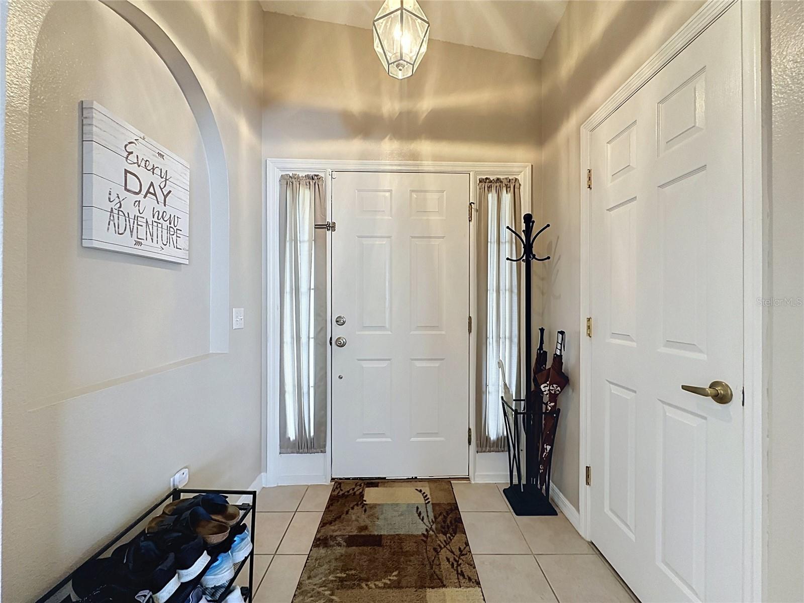 Listing photo 3 for 866 Knightsbridge Cir