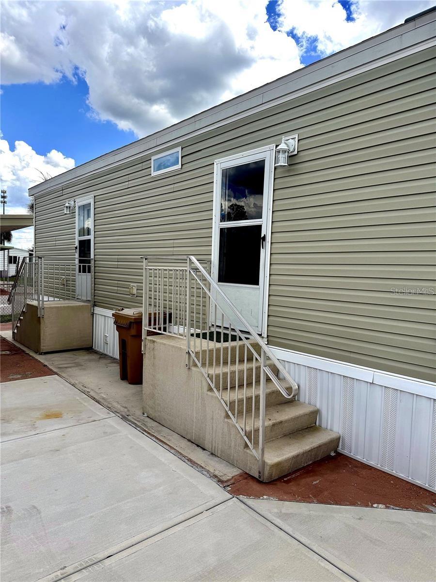 Listing photo 2 for 7060 Fairview Village Cir