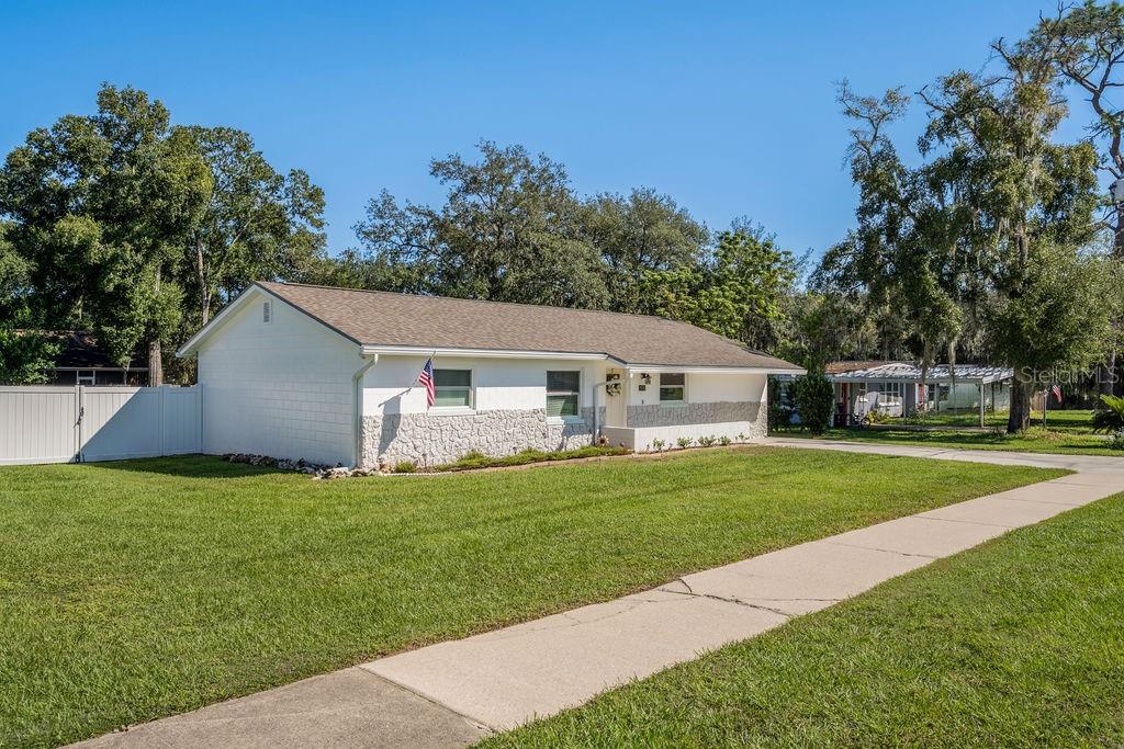 Listing photo 2 for 1970 W Lake Brantley Rd