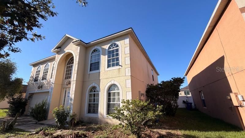 Listing photo 2 for 325 Thomasdale Ave