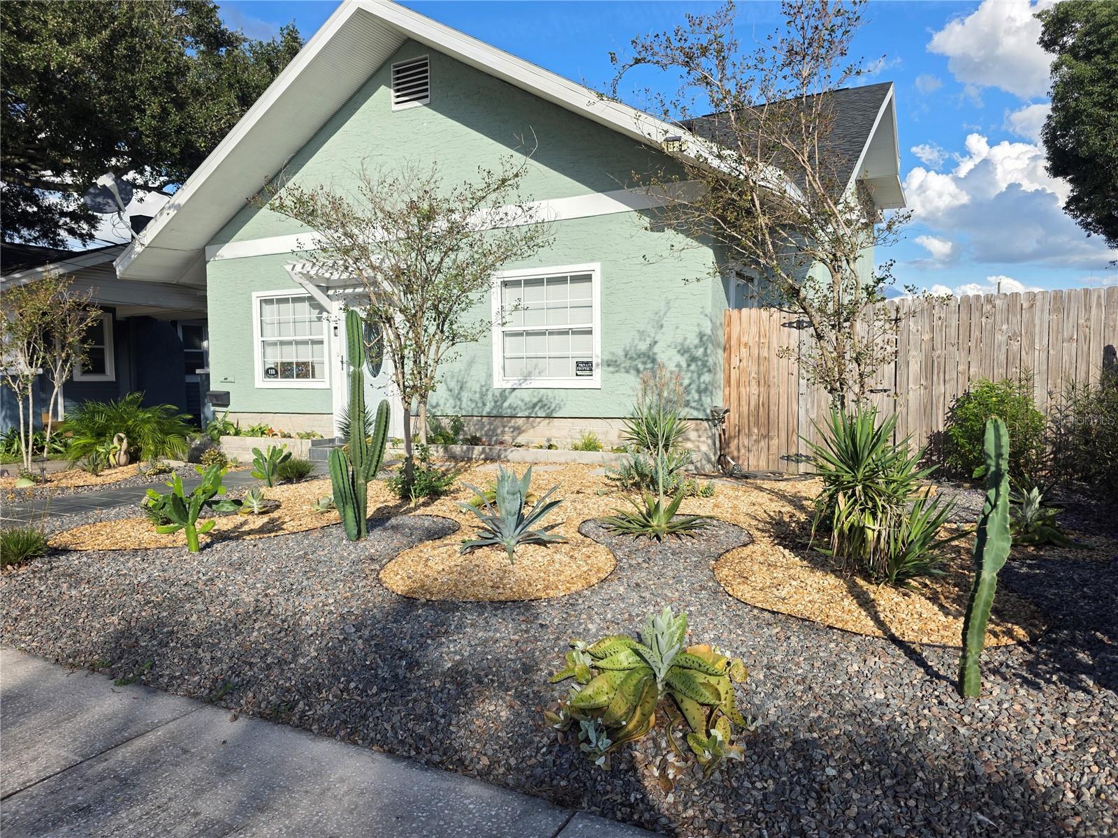 Listing photo 2 for 118 S Waterloo Ave
