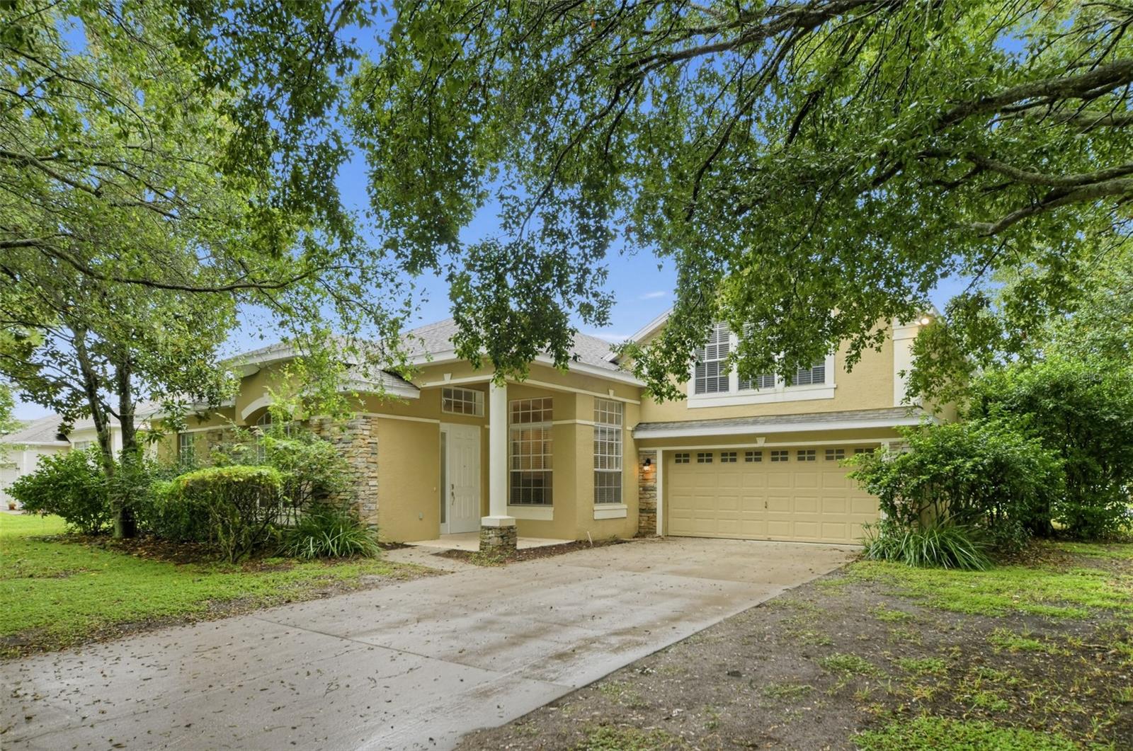 Listing photo 2 for 726 Regina Cir