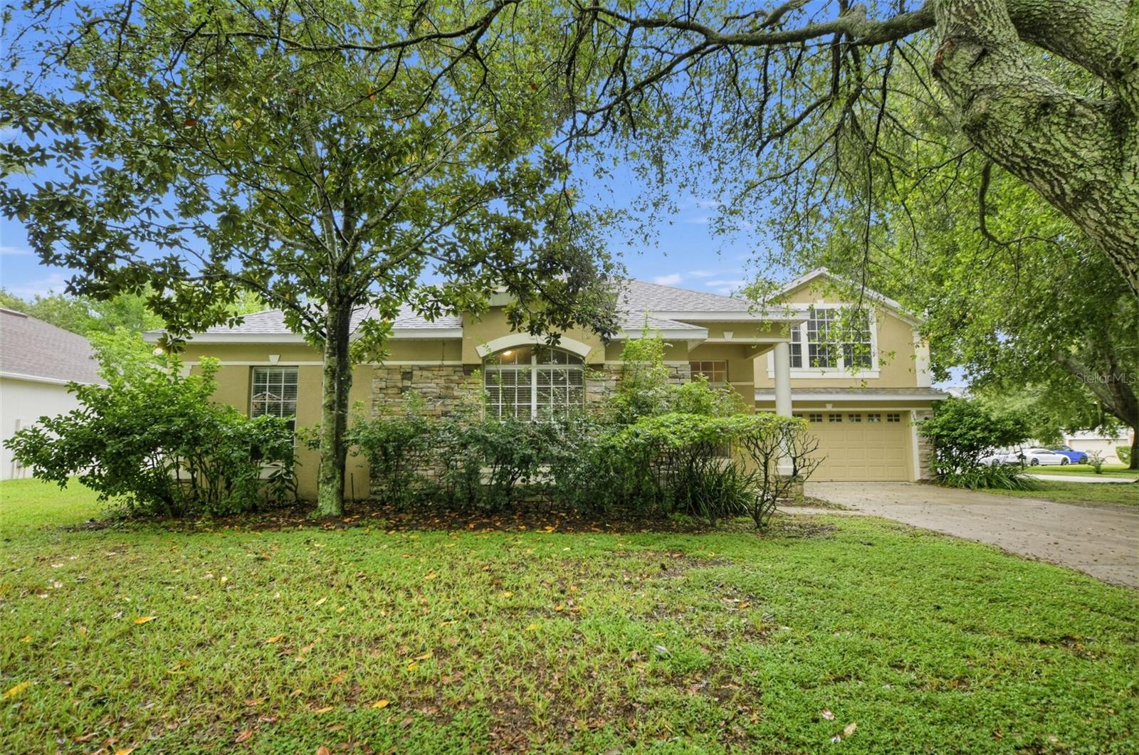 Listing photo 1 for 726 Regina Cir