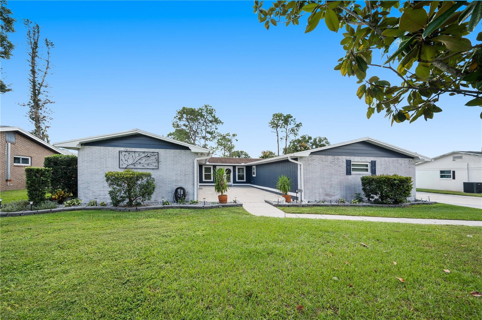 Listing photo 1 for 1321 Lake Miriam Dr