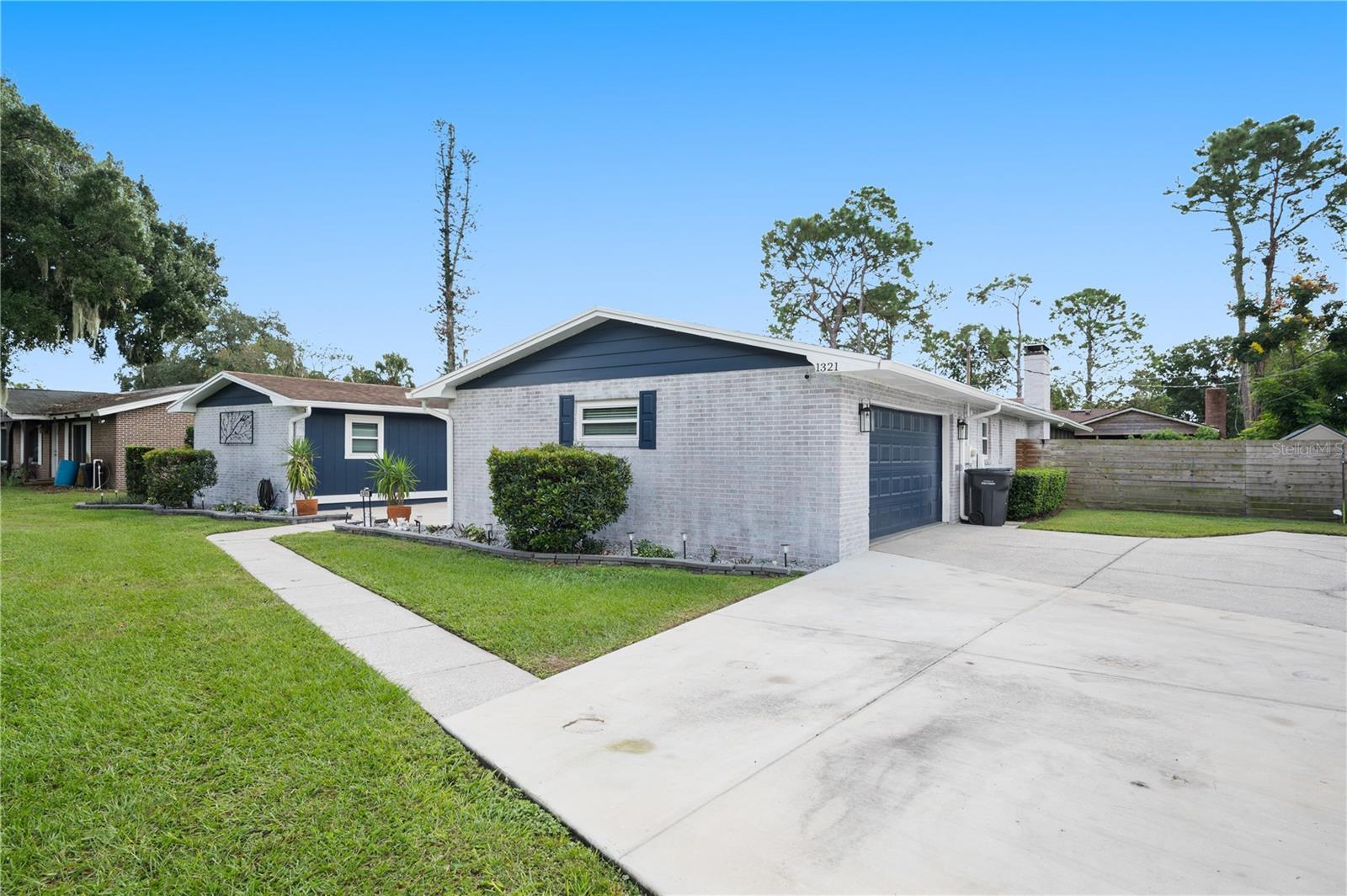 Listing photo 3 for 1321 Lake Miriam Dr