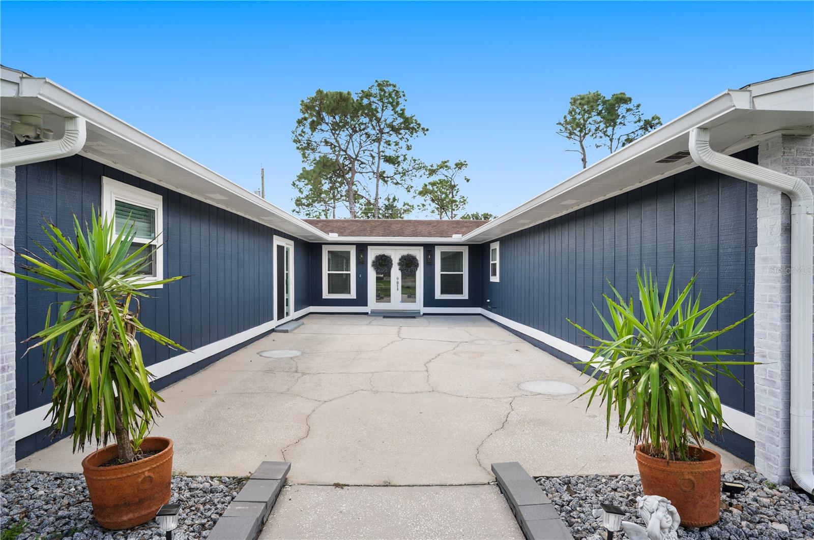 Listing photo 2 for 1321 Lake Miriam Dr