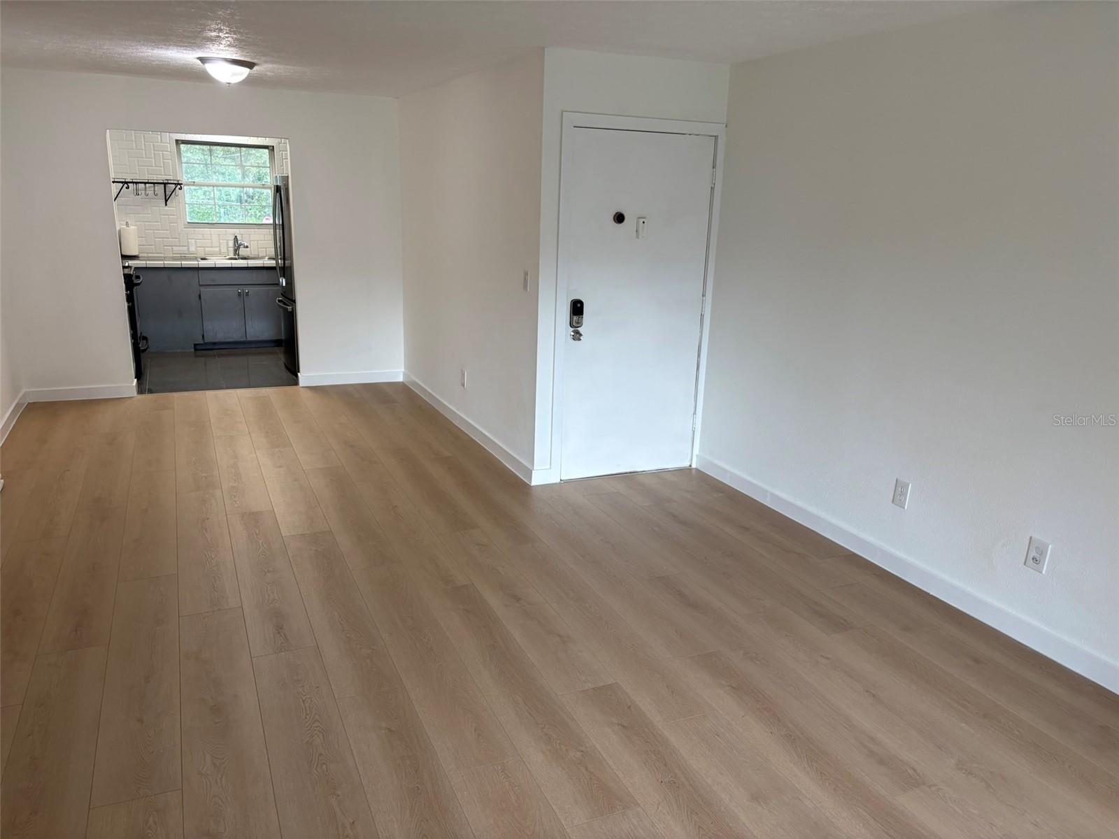 Listing photo 3 for 4322 Lake Underhill Rd #d