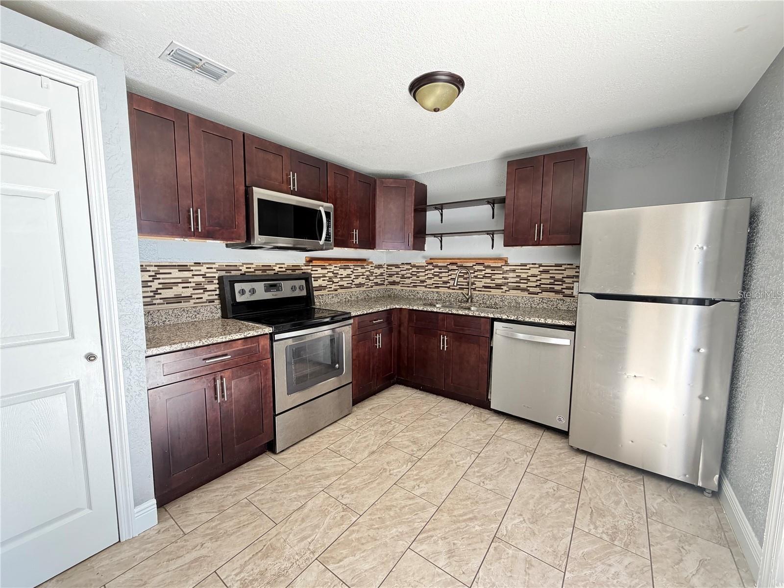 Listing photo 3 for 922 Martin Luther King Blvd Ne