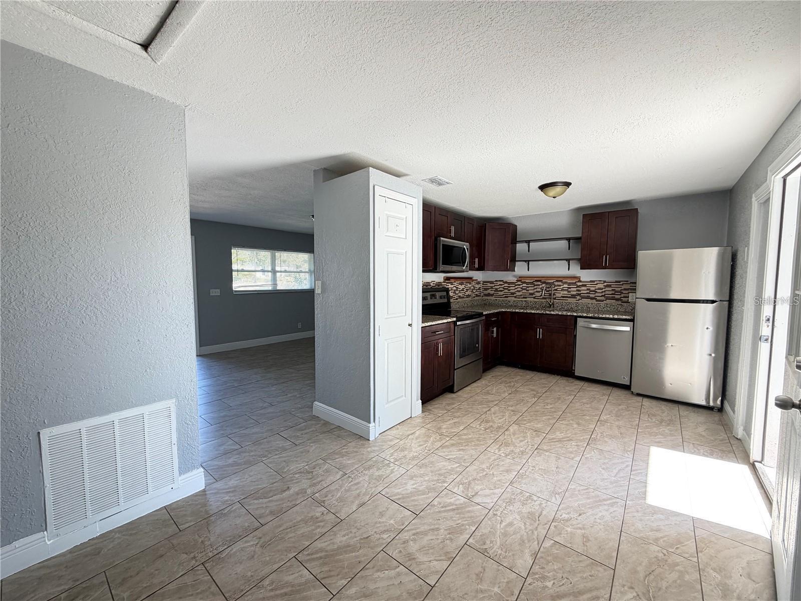 Listing photo 2 for 922 Martin Luther King Blvd Ne
