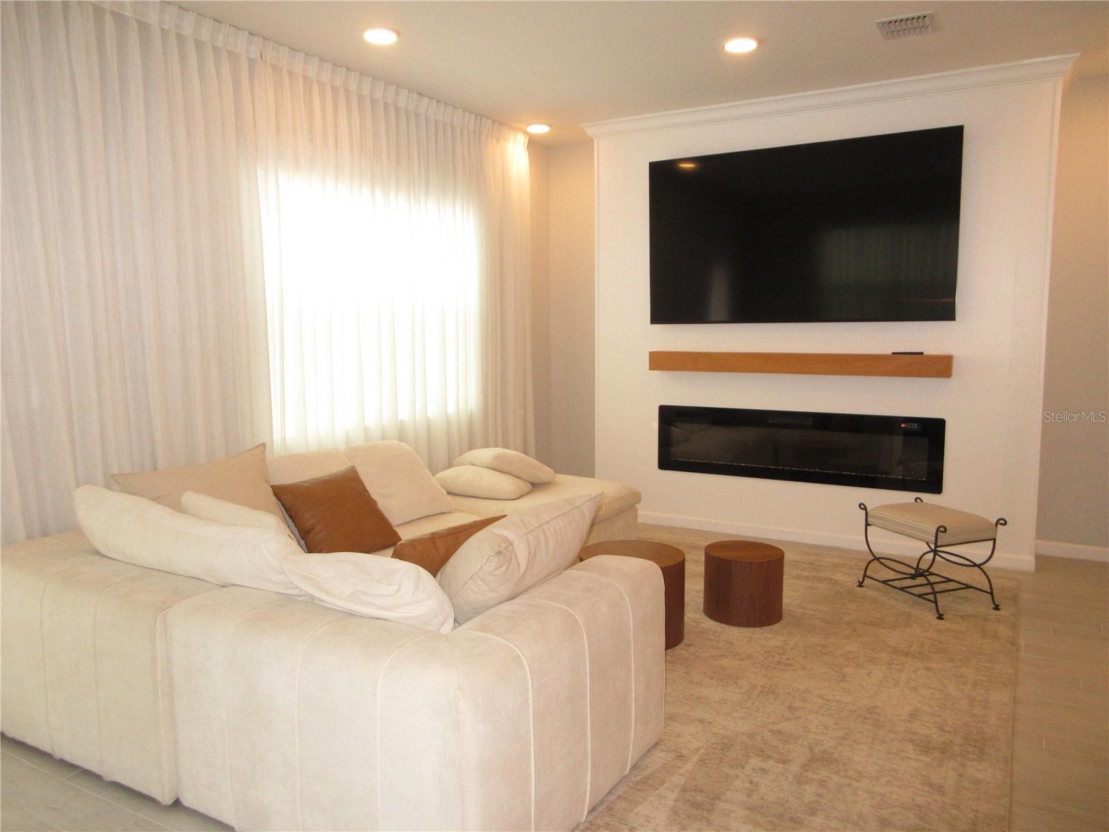 Listing photo 2 for 671 Pothos St