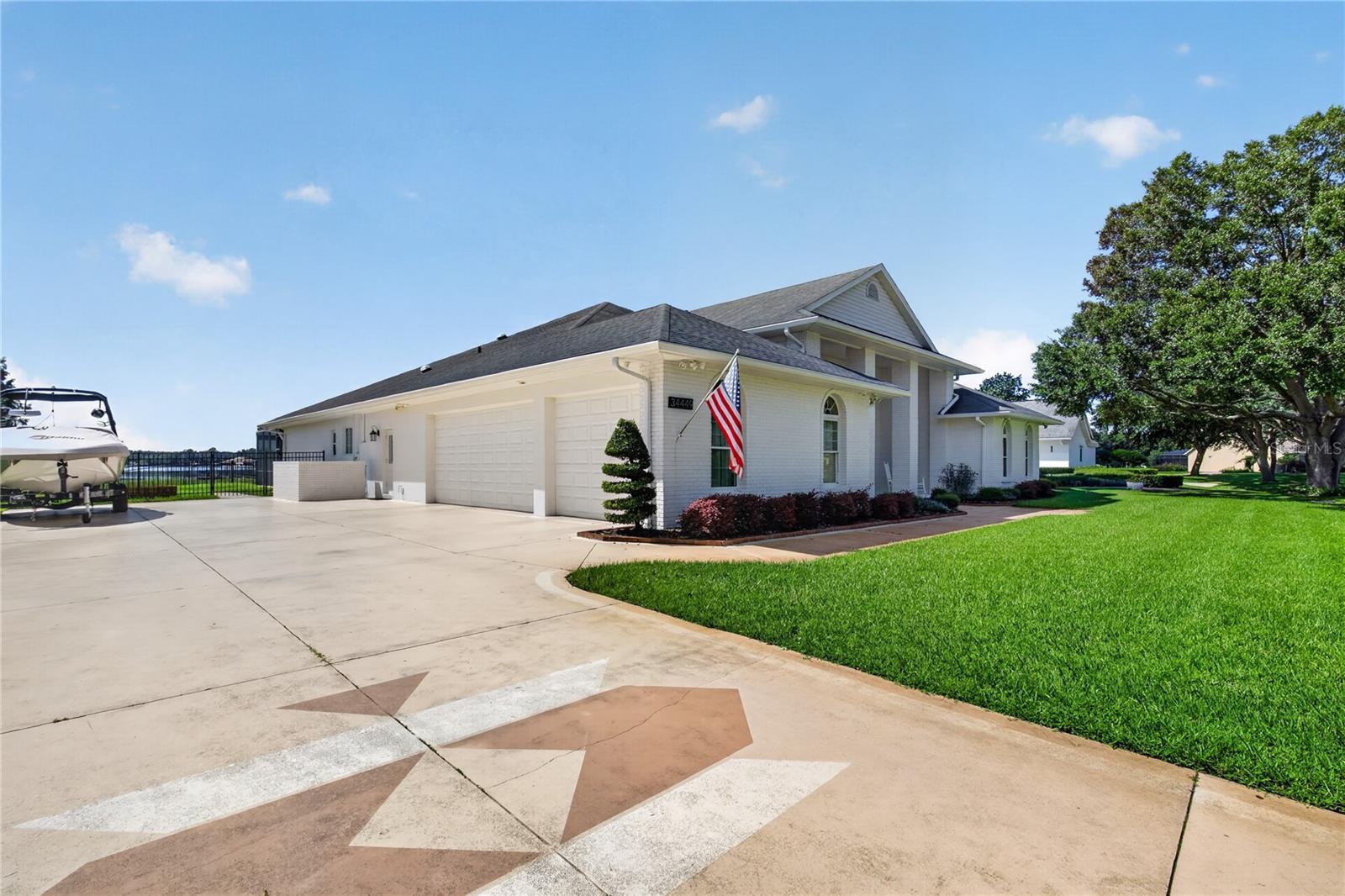 Listing photo 2 for 34449 Parkview Ave